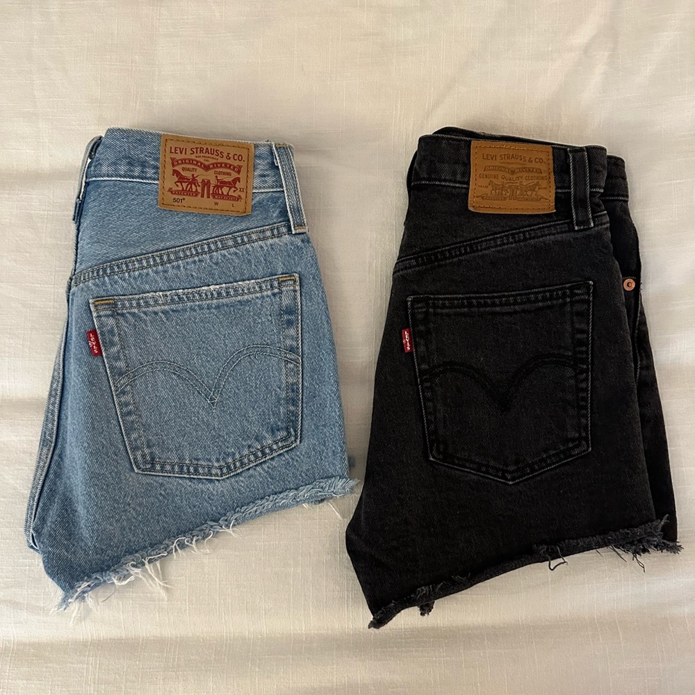 Denim 501 Levi shorts size 25. Black rib cage Levi shorts size 25.